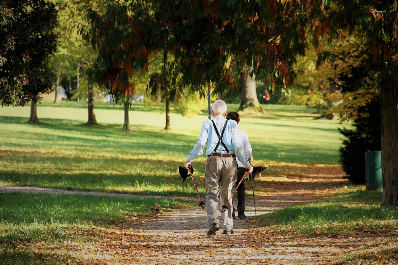 Seniorenpaar beim Spaziergang im Park